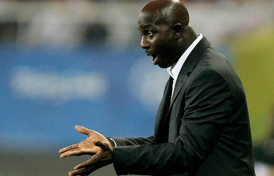 FIFA suspende de por vida a técnico nigeriano