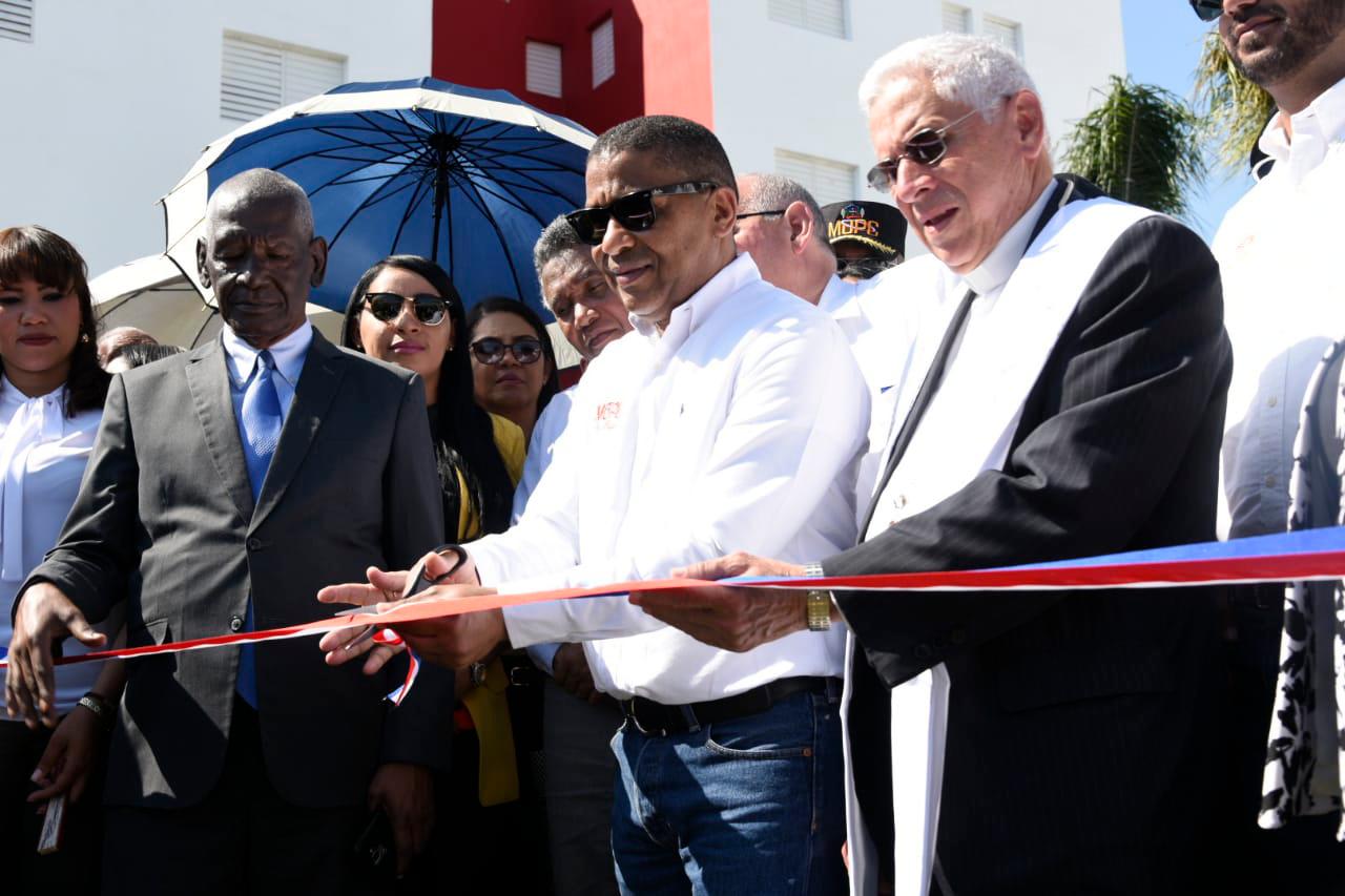 El gobernador de San Juan, William De Ole, y el obispo José Dolores Grullón, acompañan al ministro de Obras Pública, Ramón Pepín, en el corte de cinta del proyecto habitacional “Vista del Río.   