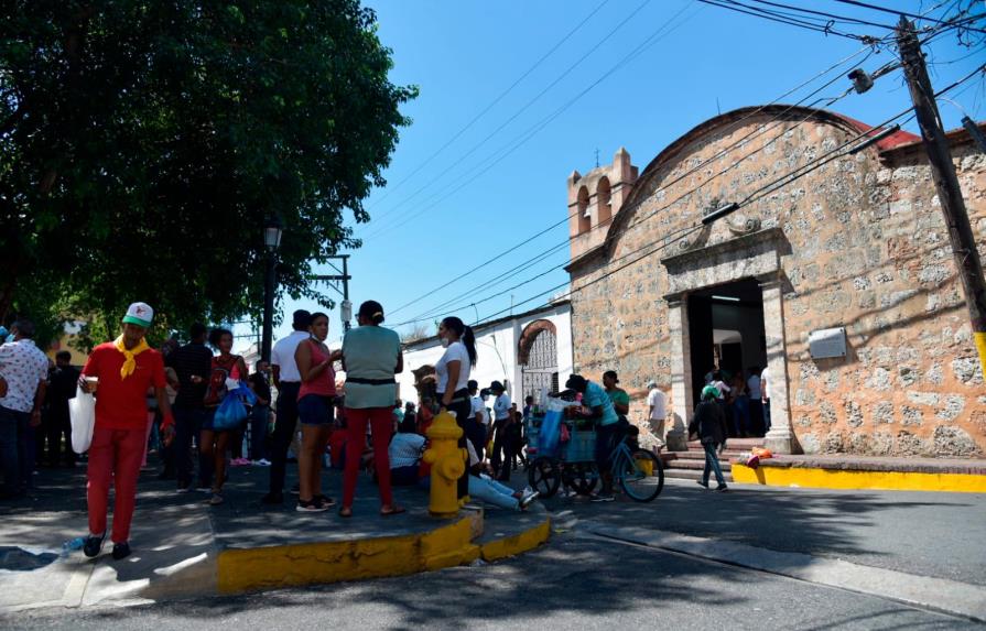 Con velones, tabaco y bailes celebran el Día de San Miguel en la Zona Colonial 