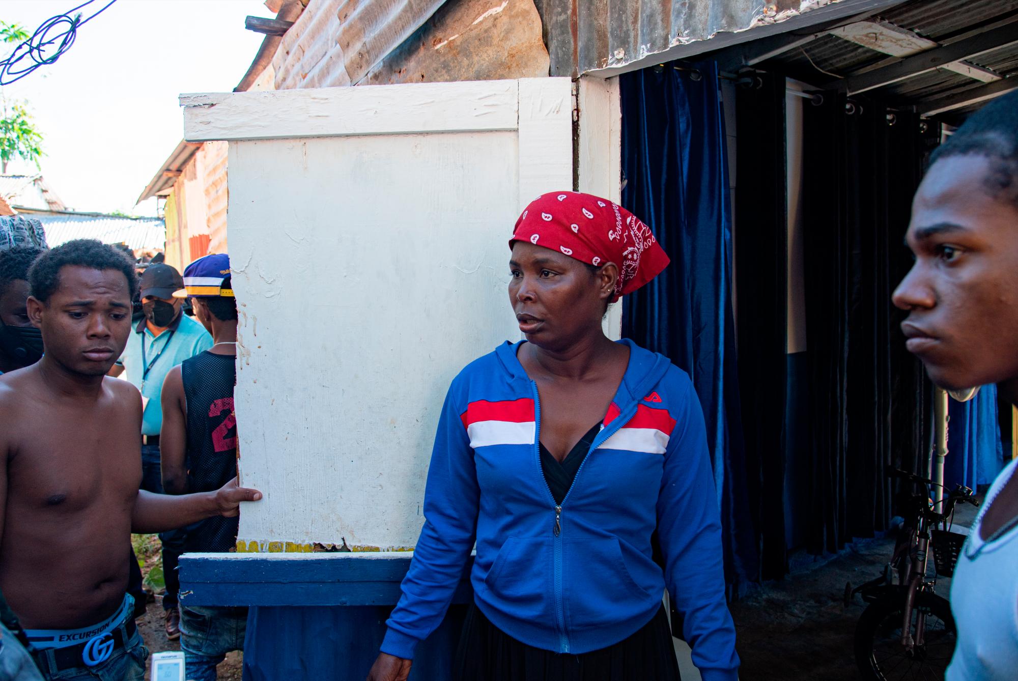 Isabel Valdez, cuya vivienda fue baleada y la policía le rompió la palizada y supuestamente agente entraron  a su casa sin orden fiscal.