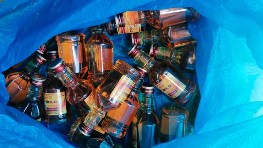 Hombre muere y otro es ingresado en centro médico tras consumir bebida adulterada en Valverde 