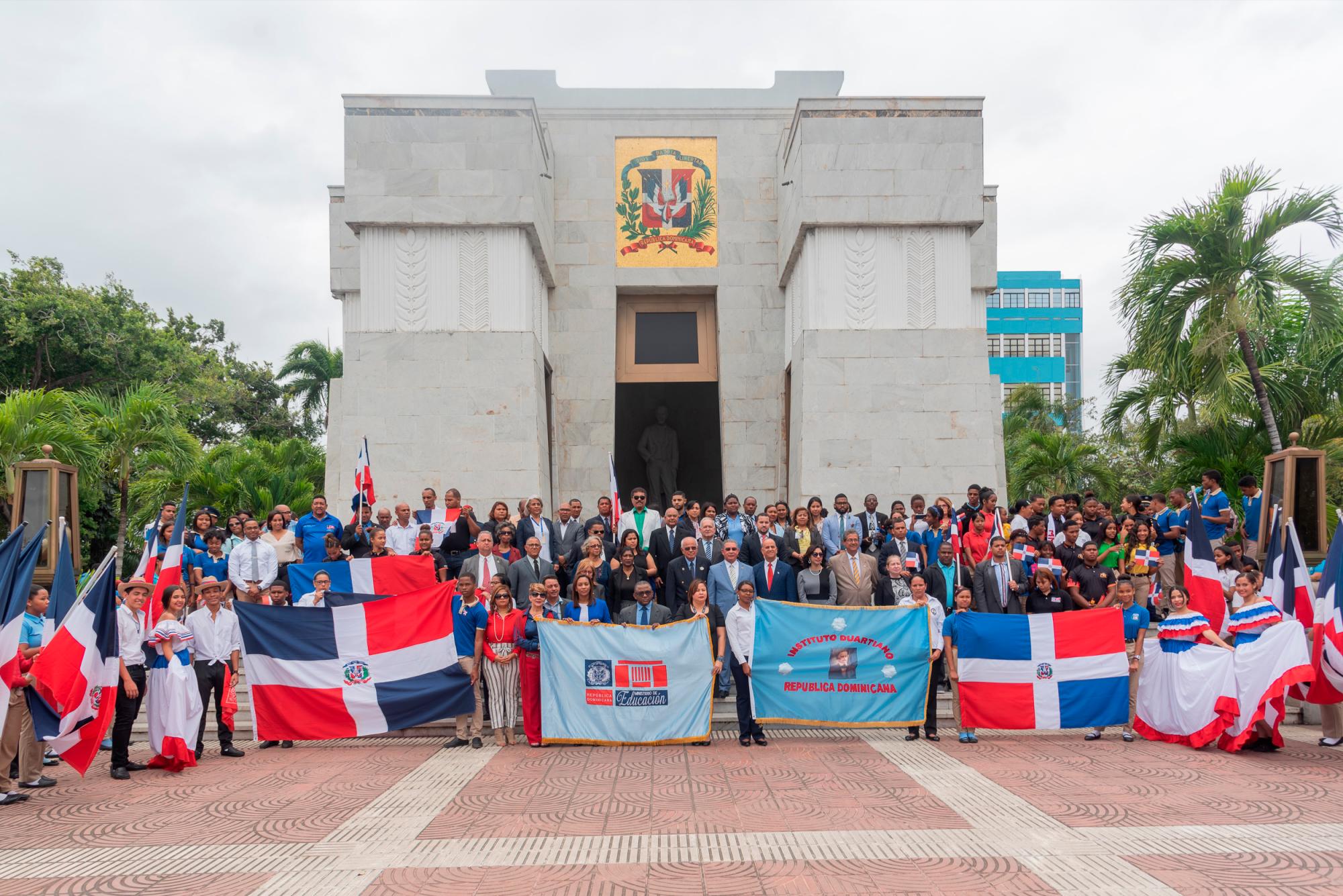 Autoridades educativas y miembros del Instituto Duartiano a su salida del Altar de la Patria