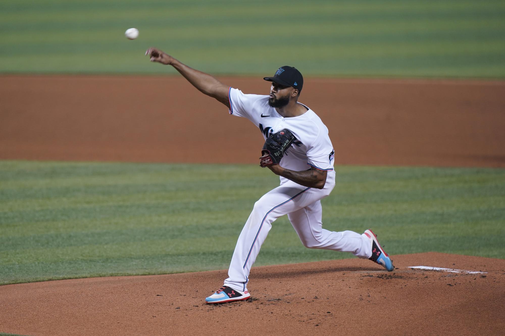 Los Marlins de Miami llevan al dominicano Sandy Alcantara para abrir el partido del 6 de junio en la jornada de las Grandes Ligas. (AP/Wilfredo Lee)