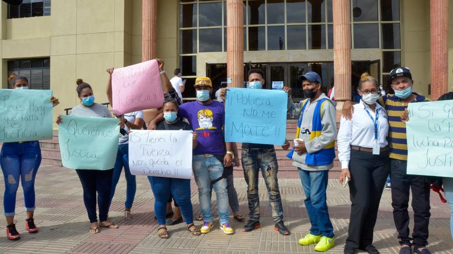 Exigen justicia por muerte de joven a manos de un agente policial en Santiago Exigen justicia por muerte de joven a manos de un agente policial en Santiago