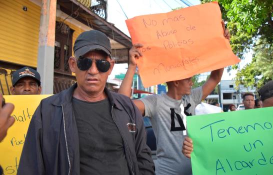 Exempleados de ayuntamiento de Santiago exigen prestaciones laborales