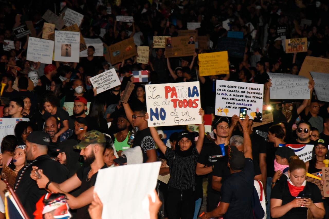 Otras imagen de los jóvenes protestando al pie del Monumento a los Héroes de la Restauración en Santiago.
