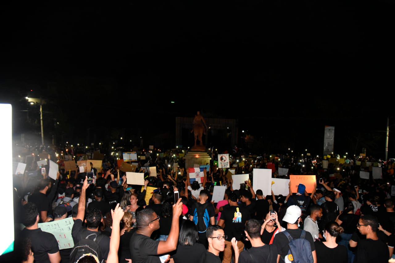 Jóvenes protestando al pie del Monumento a los Héroes de la Restauración en Santiago.