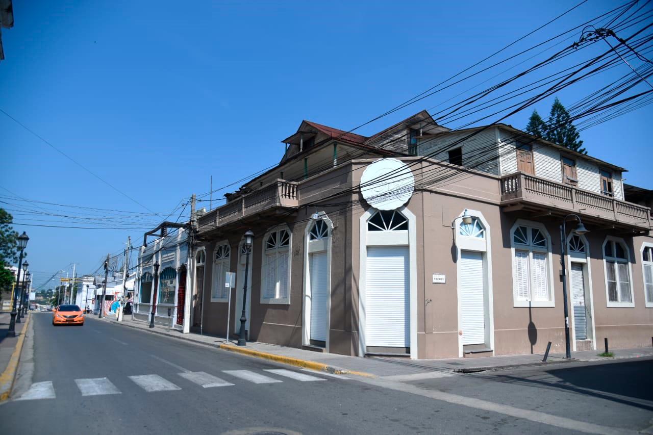 Las principales avenidas de Santiago de los Caballeros lucen vacía este Viernes Santo.