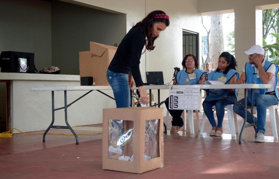 Votación masiva durante primarias simultáneas en el Cibao