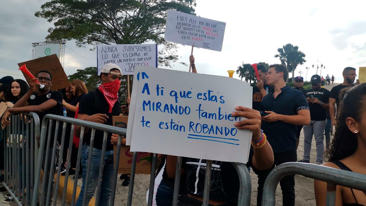 Manifestantes del Monumento aprovechan diversos recursos para protestar contra JCE Manifestantes del Monumento aprovechan diversos recursos para protestar contra JCE