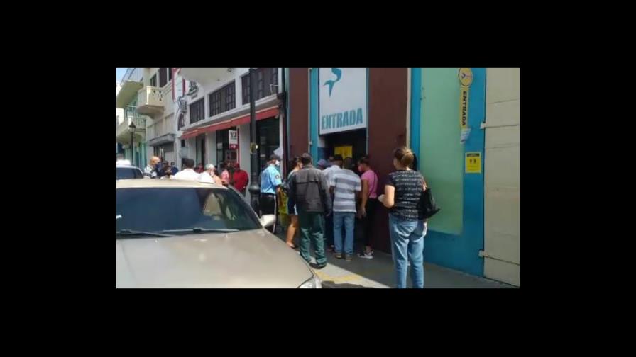 Comercio abre más del 85% en Santiago