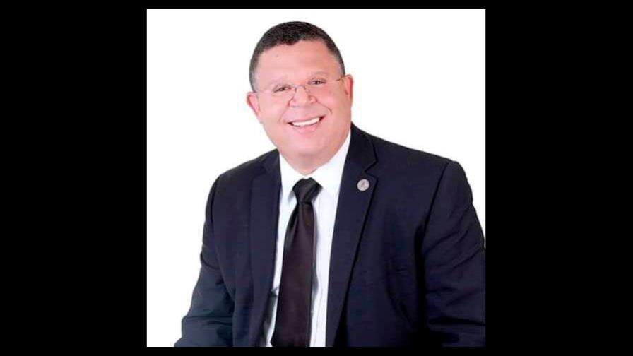 Pérez Vólquez presenta su candidatura a la Escuela de Derecho de la UASD