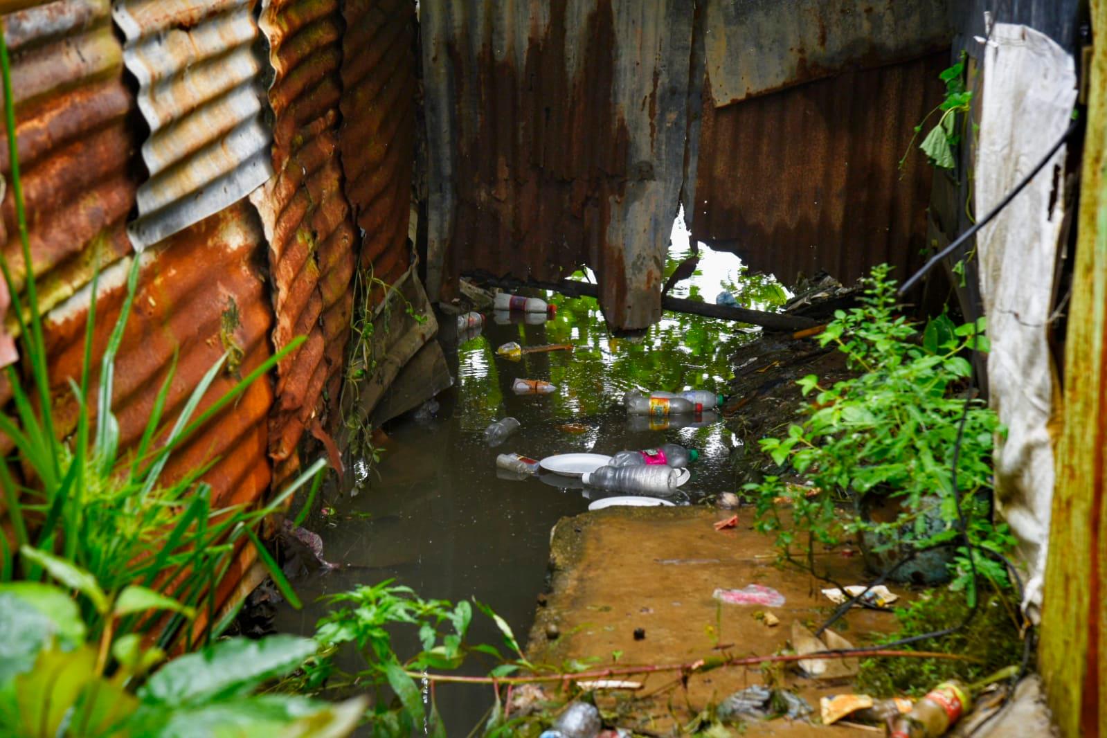 Las fuertes lluvias provocadas por Grace y un gran cúmulo de basura han generado el desbordamiento de una cañada en Arroyo Manzano.