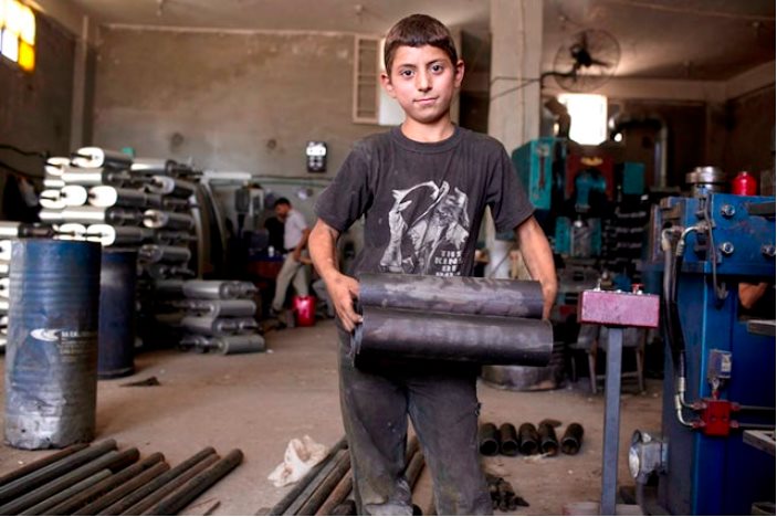 En la chatarra o refinerías, el terrible trabajo de los niños en Siria