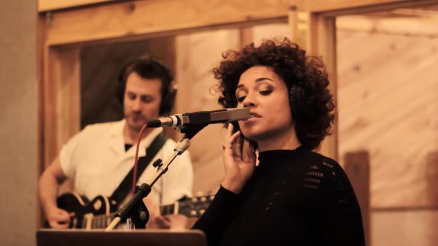 Famosa rockera podría ser imputada por orinar a un fan en concierto