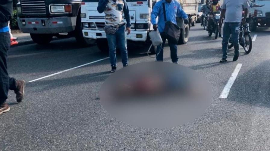 Lanzan mujer desde vehículo en movimiento en la avenida John F. Kennedy Lanzan mujer desde vehículo en movimiento en la avenida John F. Kennedy