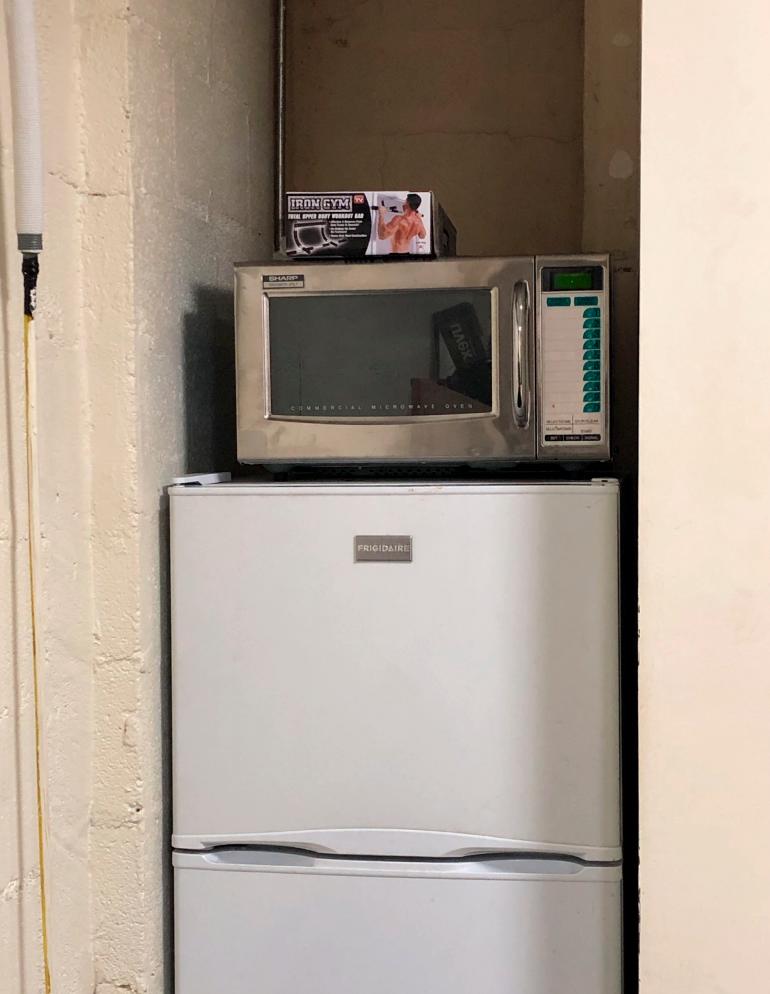 También habilitaron una nevera y un microondas. 