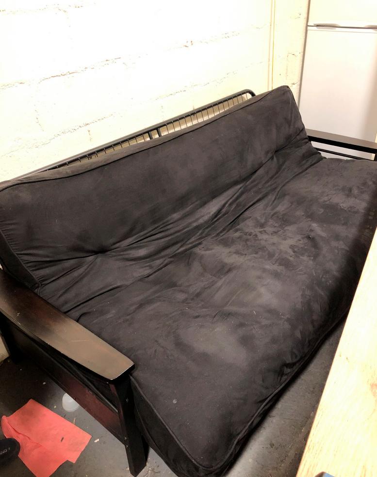 Uno de los sofás cama del cuarto privado de los agentes. 