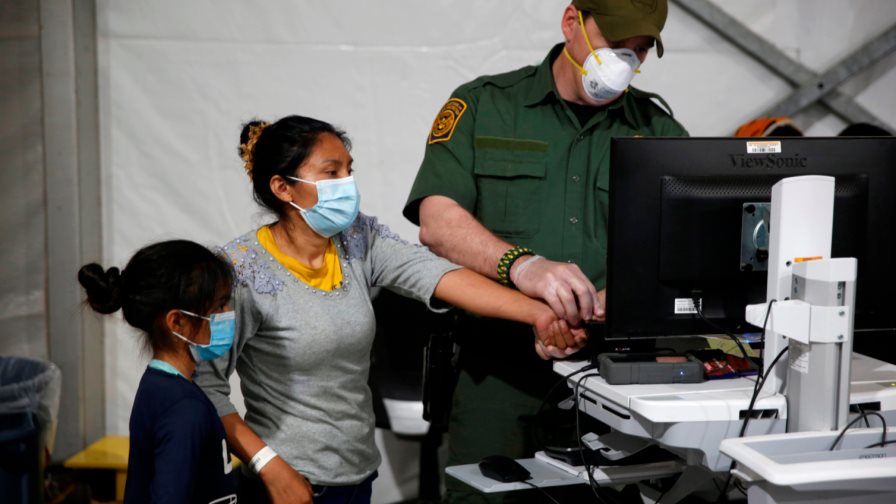 EEUU va a comenzar a reunir a familias migrantes separadas durante gobierno de Trump