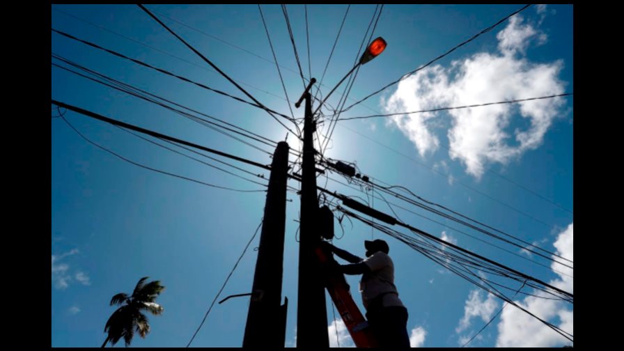 Eléctrica de Puerto Rico avisa que potencial ciclón dejará averías