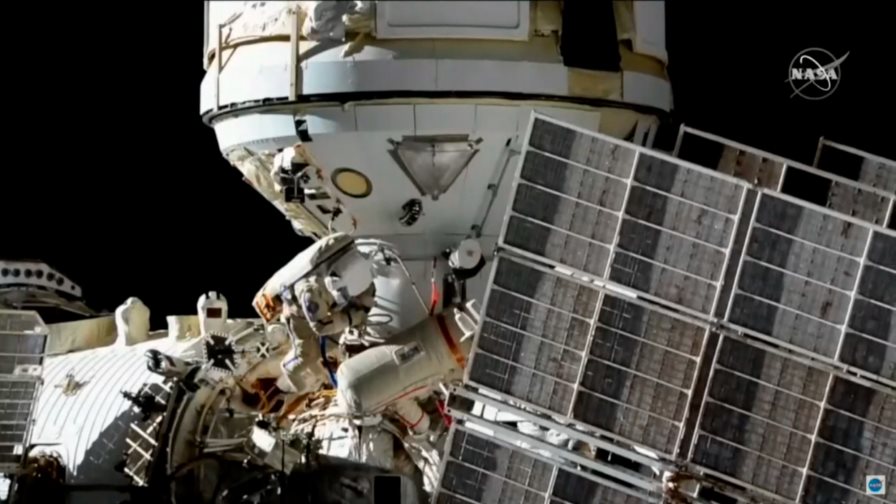 Los cosmonautas de la EEI finalizan con éxito caminata para instalar Naúka