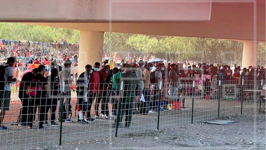 Estados Unidos cierra puente fronterizo por el cruce masivo de haitianos Estados Unidos cierra puente fronterizo por el cruce masivo de haitianos