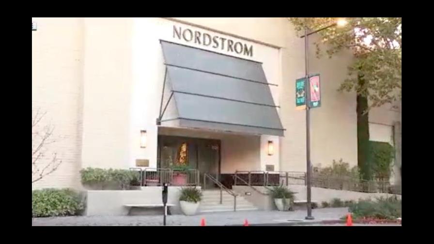 Ladrones atacan centro comercial de lujo en Los Ángeles Ladrones atacan centro comercial de lujo en Los Ángeles