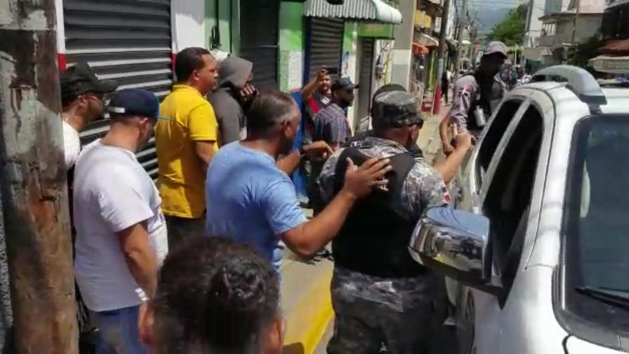 Cierran puestos de venta de muestras médicas y se incautan medicamentos en Moca Cierran puestos de venta de muestras médicas y se incautan medicamentos en Moca