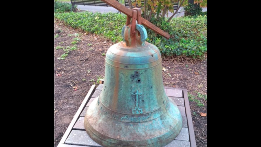 La histórica campana con que celebran la restauración dominicana en el City College de NY