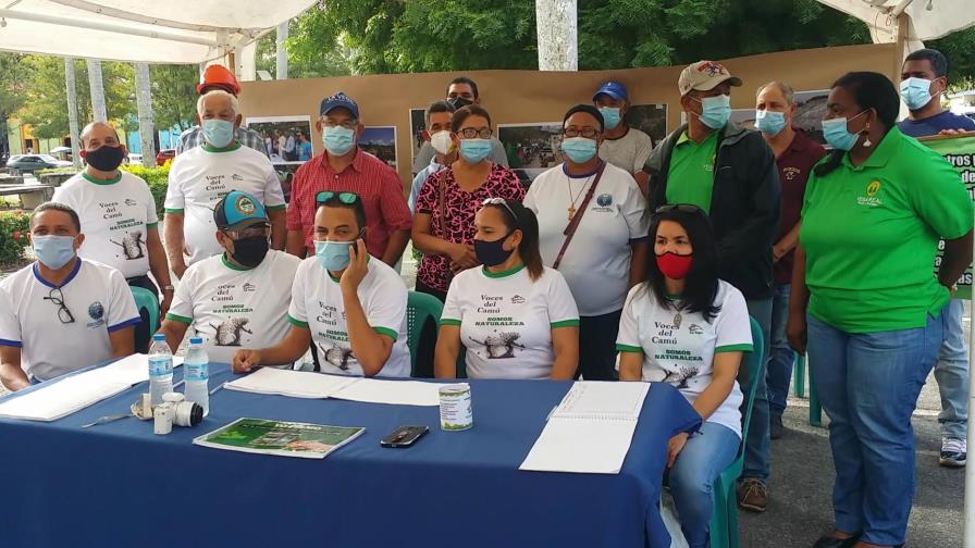 Recogen firmas en La Vega para que Medio Ambiente salve sus lomas y el río Camú Recogen firmas en La Vega para que Medio Ambiente salve sus lomas y el río Camú