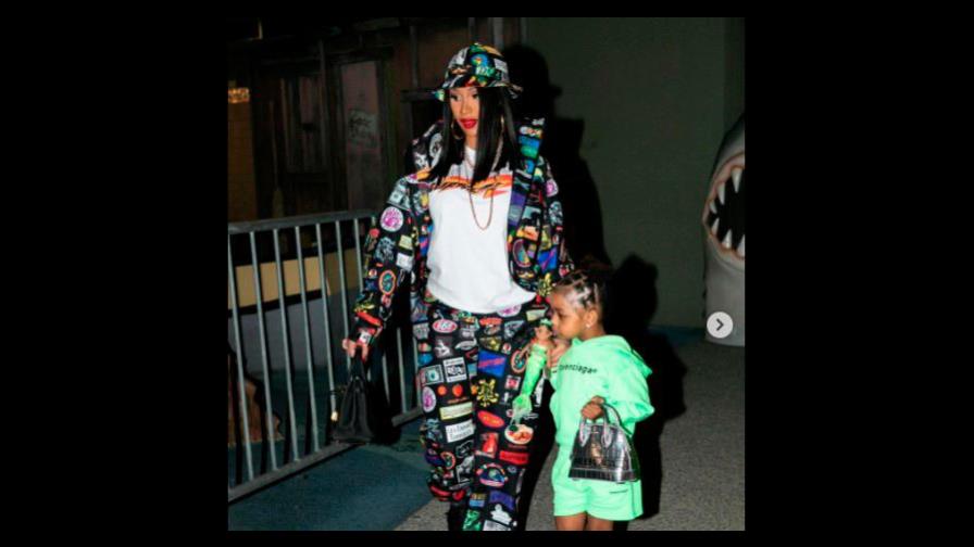 ¿Qué pasa cuando Cardi B deja que su hija la maquille?