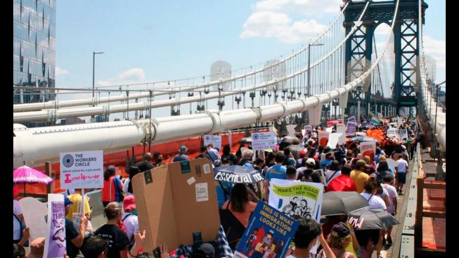 Trabajadores esenciales inmigrantes exigen una vía a la ciudadanía de Estados Unidos