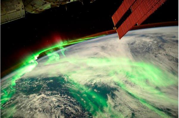 ¡Así se ve una aurora austral desde el espacio!