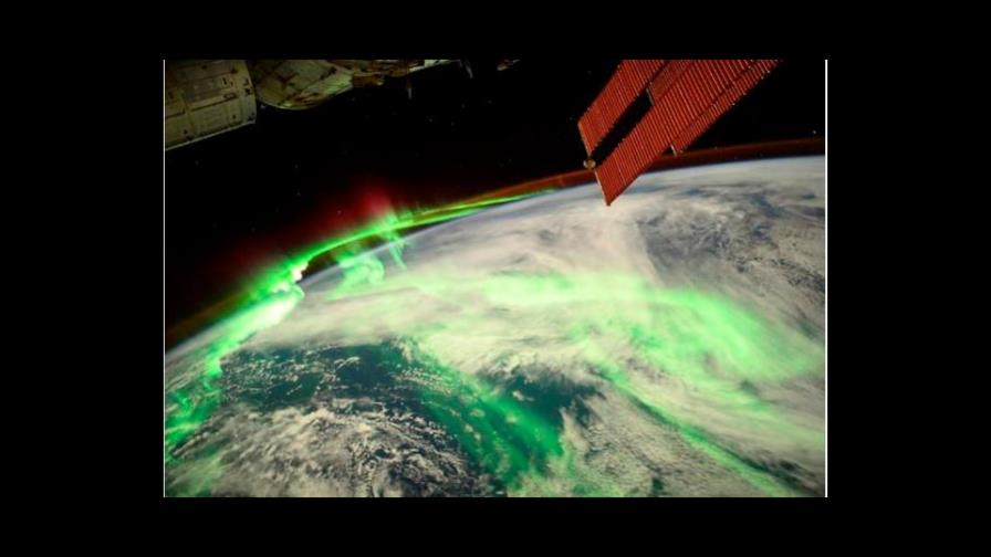 ¡Así se ve una aurora austral desde el espacio!