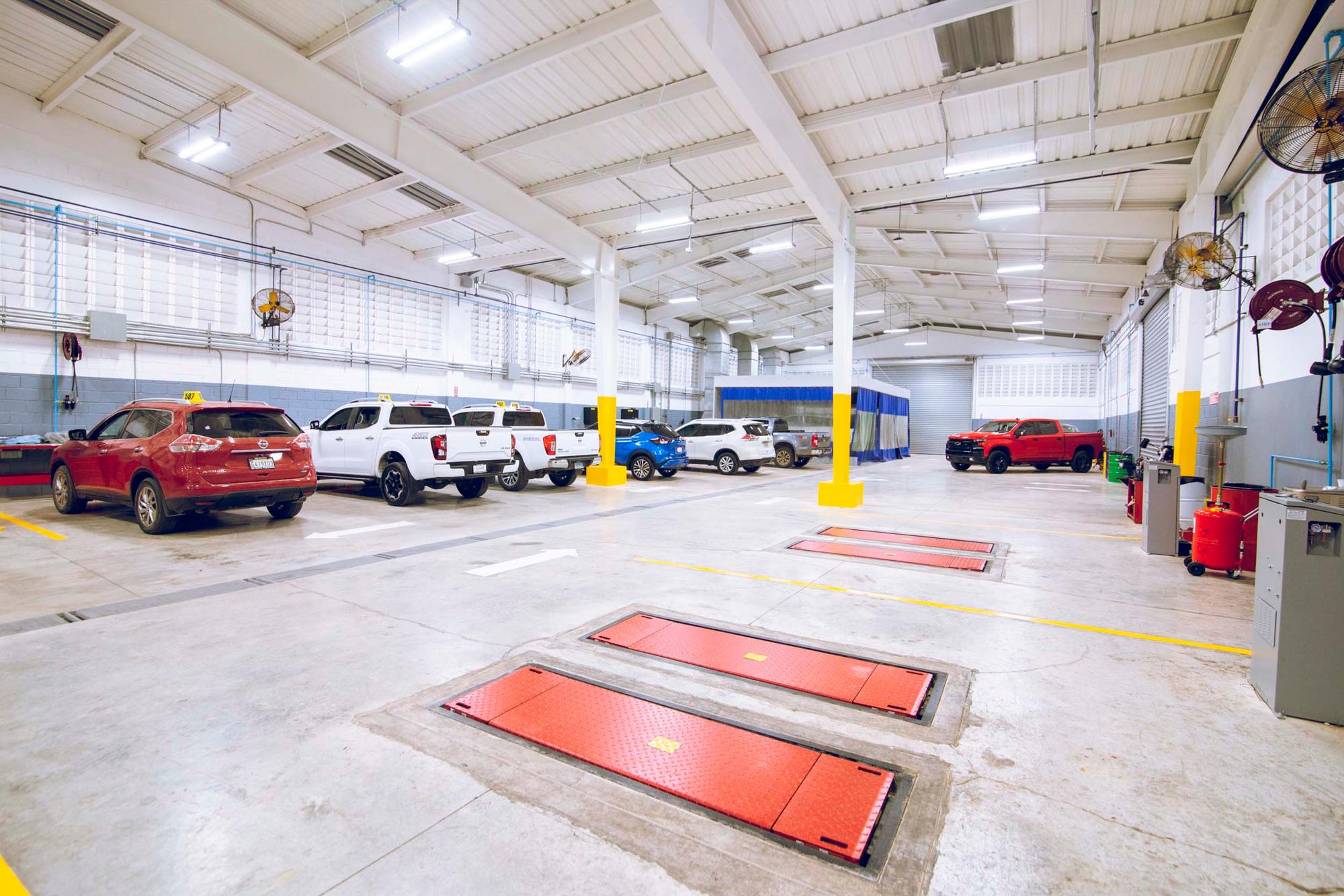 El área de taller y reparaciones de vehículo del nuevo establecimiento.