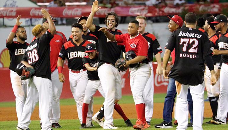 Leones vencen Estrellas y se afianzan en la cima del béisbol dominicano
