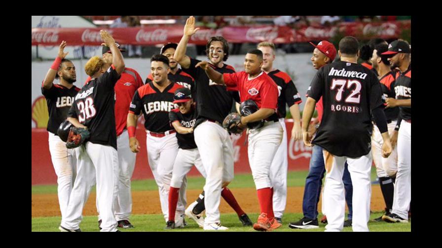 Leones vencen Estrellas y se afianzan en la cima del béisbol dominicano