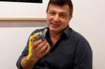 Llega a ver la obra de arte de la banana valorada en 120,000 dólares y se la come