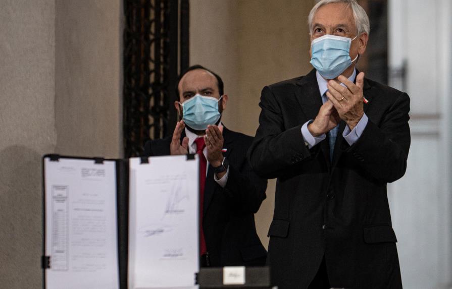 Piñera anuncia más ayudas en pleno debate por el tercer retiro de pensiones