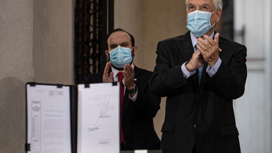 Piñera anuncia más ayudas en pleno debate por el tercer retiro de pensiones