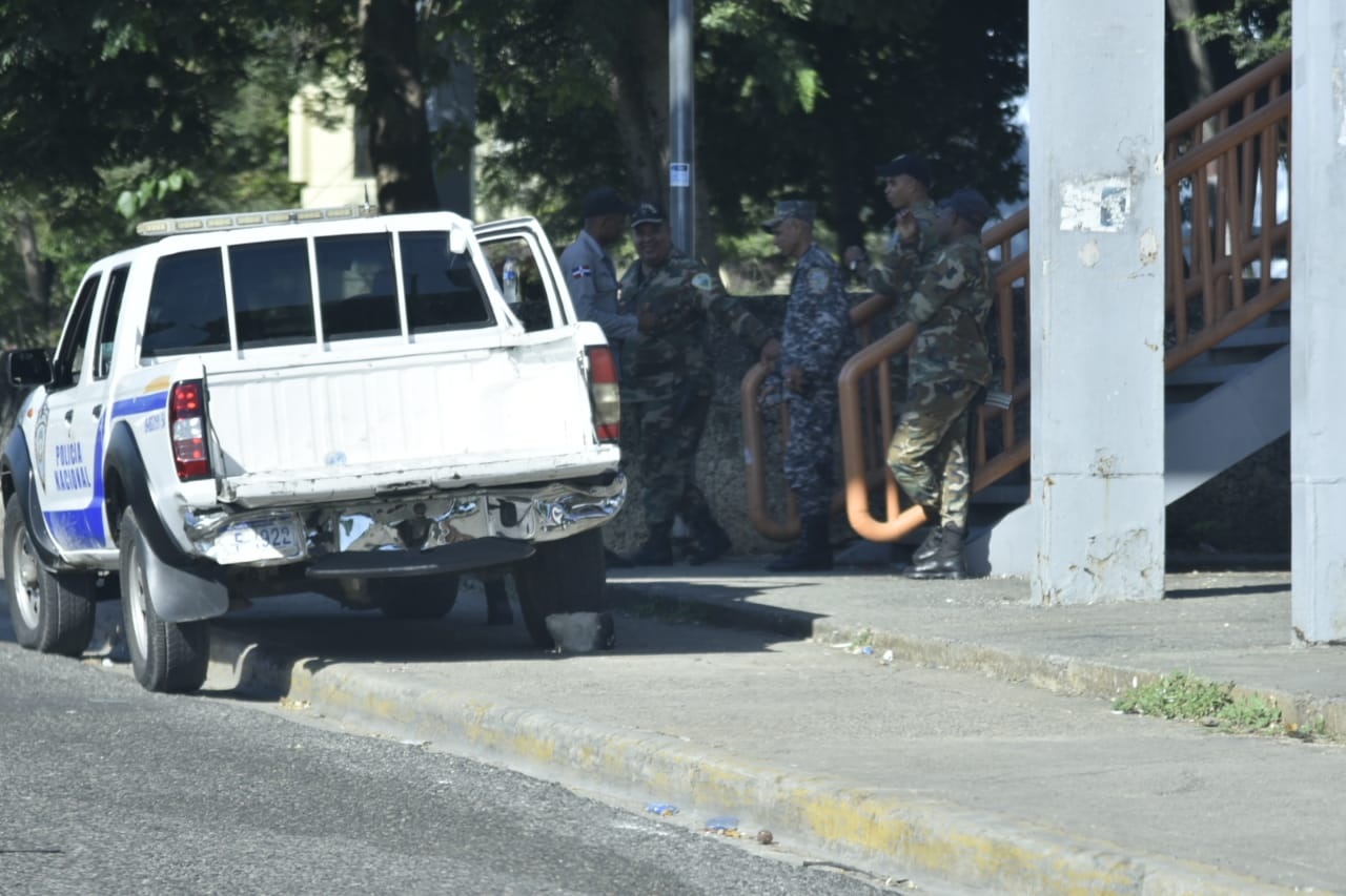 Policías y militares vigilan los puentes peatonales y de vehículos.