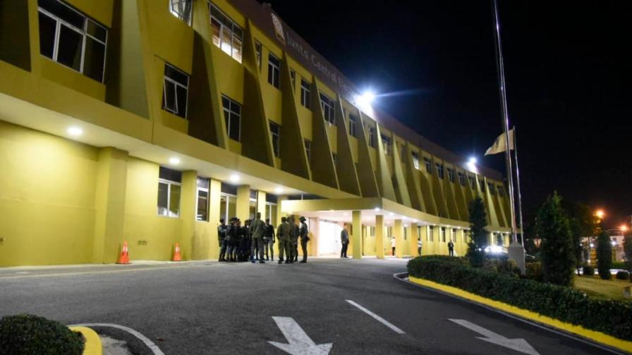 Sede de la Junta, en completa calma pero bien custodiada la noche del viernes Sede de la Junta, en completa calma pero bien custodiada la noche del viernes