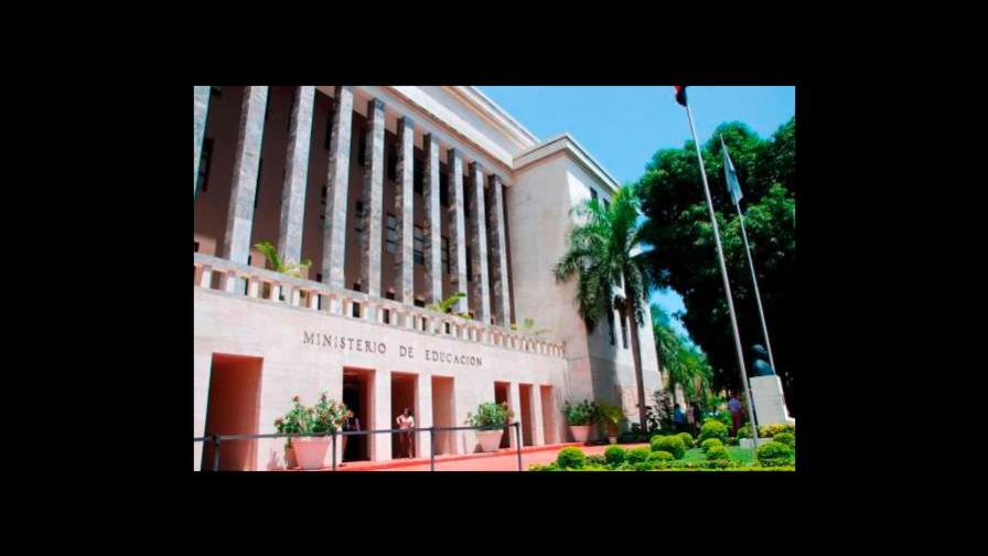 Exgobernadora del Ministerio de Educación se desliga de compra de orquídeas