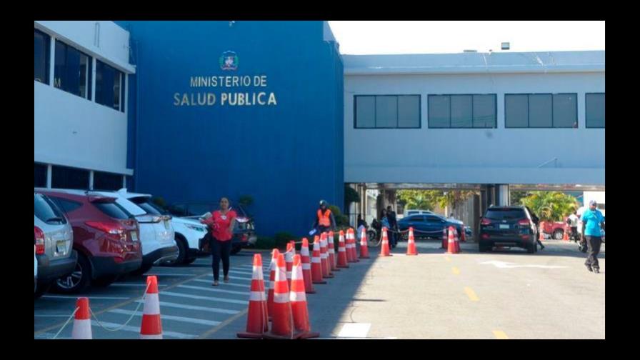 Salud Pública ha enfrentado el COVID en medio de escándalos por sobrevaluación, renuncias y cancelaciones