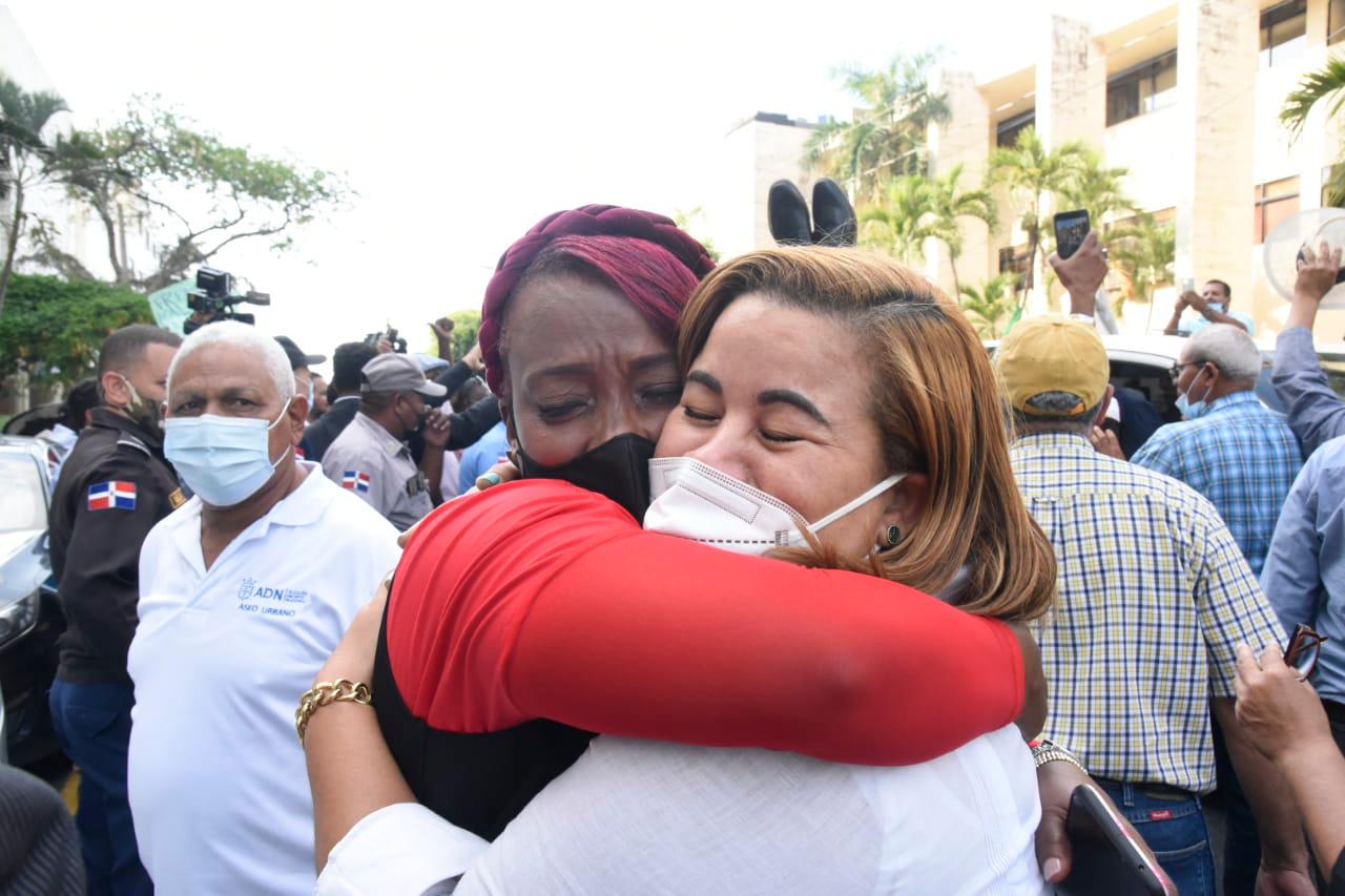 Seguidoras de Leonardo Faña se abrazan en las afueras de la Corte de Apelación, luego de conocer la decisión de se le cambió la medida de coerción de prisión preventiva a presentación periódica y pago de fianza. 