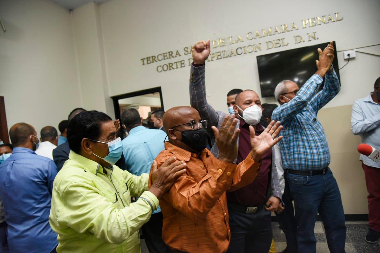 Seguidores de Leonardo Faña celebran la decisión de la Corte de Apelación que le otorgó la libertad.