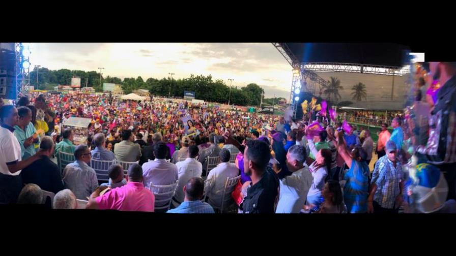 Leonel juramenta a miles de seguidores en recorrido por la Línea Noroeste Leonel juramenta a miles de seguidores en recorrido por la Línea Noroeste