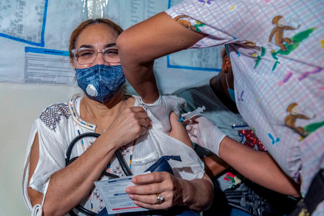 Una mujer recibiendo su segunda dosis de la vacuna de  Covishield.