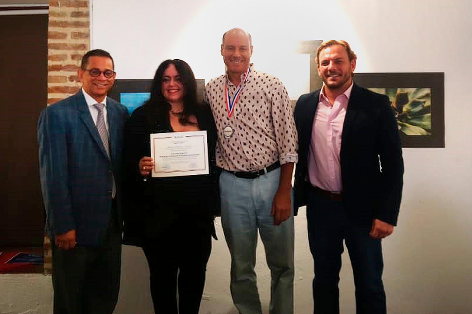 El senador José Rafael Vargas, Yra Grullo´n, Marti´n Rodri´guez Amiama (ganador) y el cineasta Alan Nadal