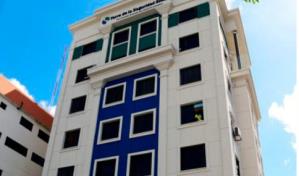 Cruz Roja Dominicana desinfecta contra el COVID-19 el edificio de la Seguridad Social 